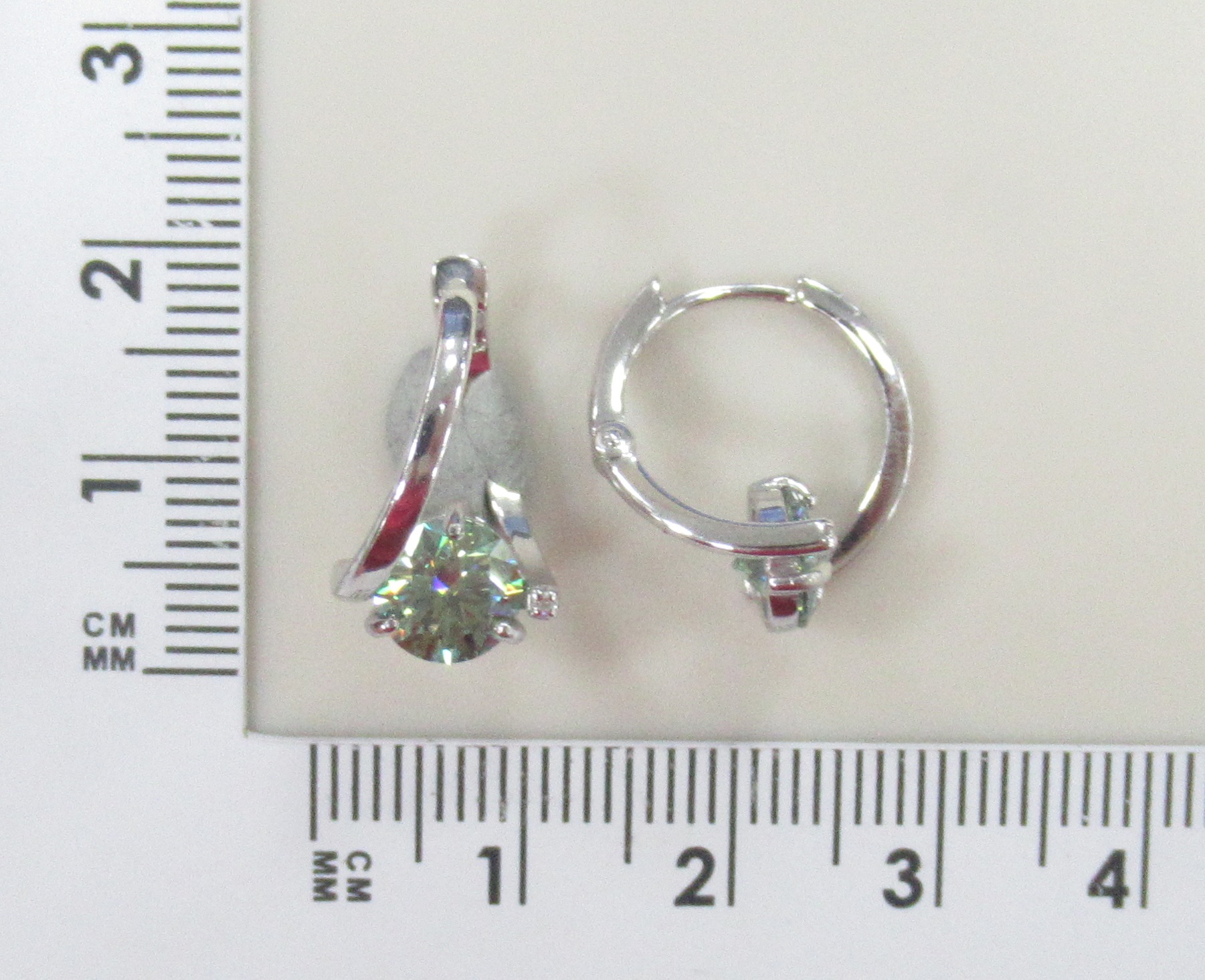 Серебряные серьги с зелеными муассанитами